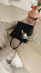 حقيبة يد نسائية صغيرة أنيقة بتصميم عقدة وحليّة جذابة لون اسود - KSA