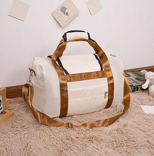 شنطة رياضية دفل مقاومة للماء - ابيض - KSA