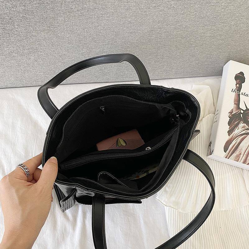 شنطة يد نسائية عصرية من الجلد المرن - بنى - KSA