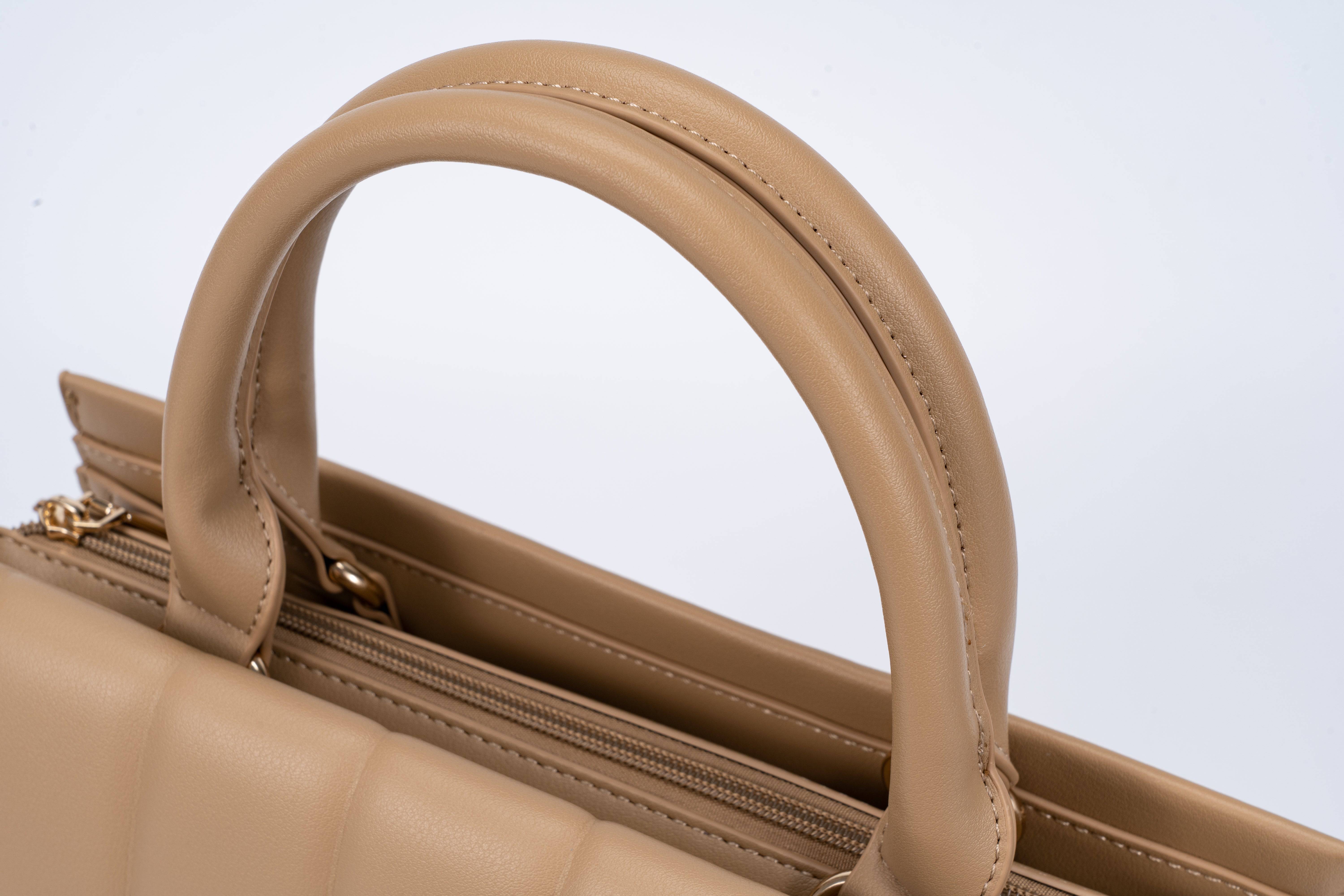 حقيبة يد نسائية بتفاصيل تخطف الأنظار باللون الاسود - KSA