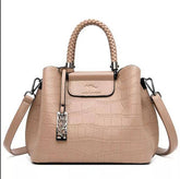 حقيبة أنيقة باللون البيج بيد ضفيرة وحزام طويل للكتف - KSA