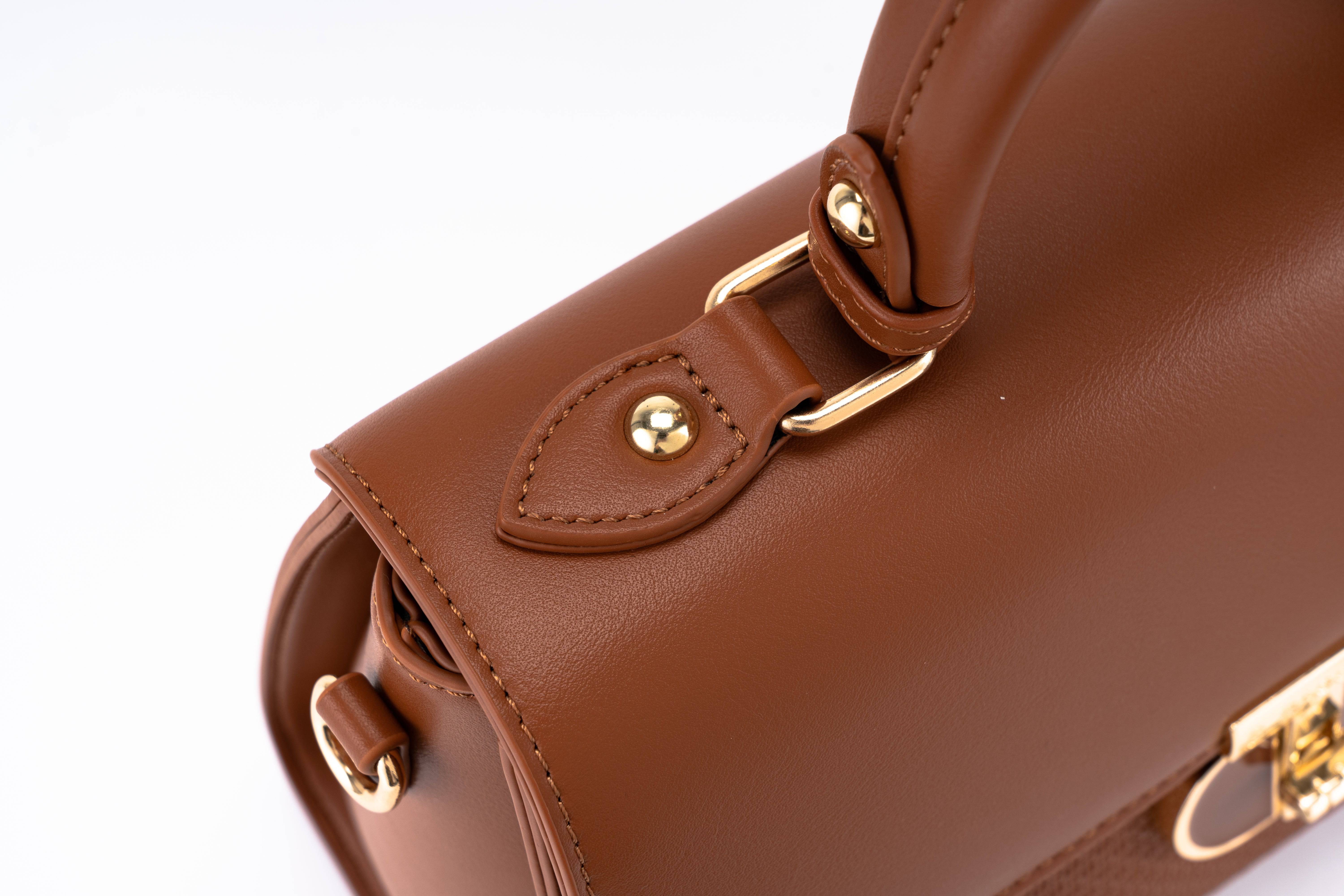 حقيبة يد نسائية باللون الاسود بشكل أنيق يمكن حملها باليد ومن خلال حزام طويل للكتف. - KSA