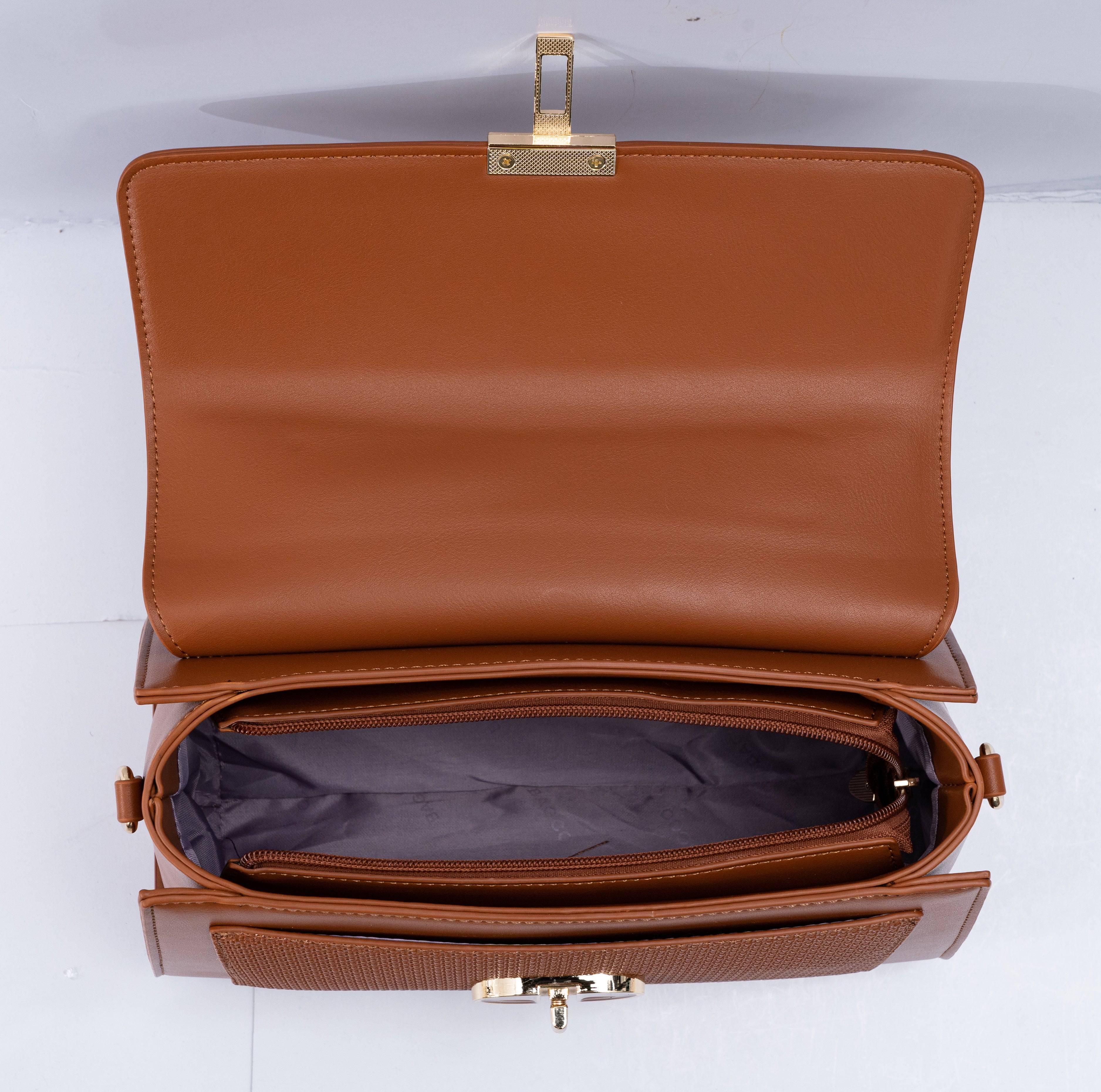 حقيبة يد نسائية باللون الاسود بشكل أنيق يمكن حملها باليد ومن خلال حزام طويل للكتف. - KSA