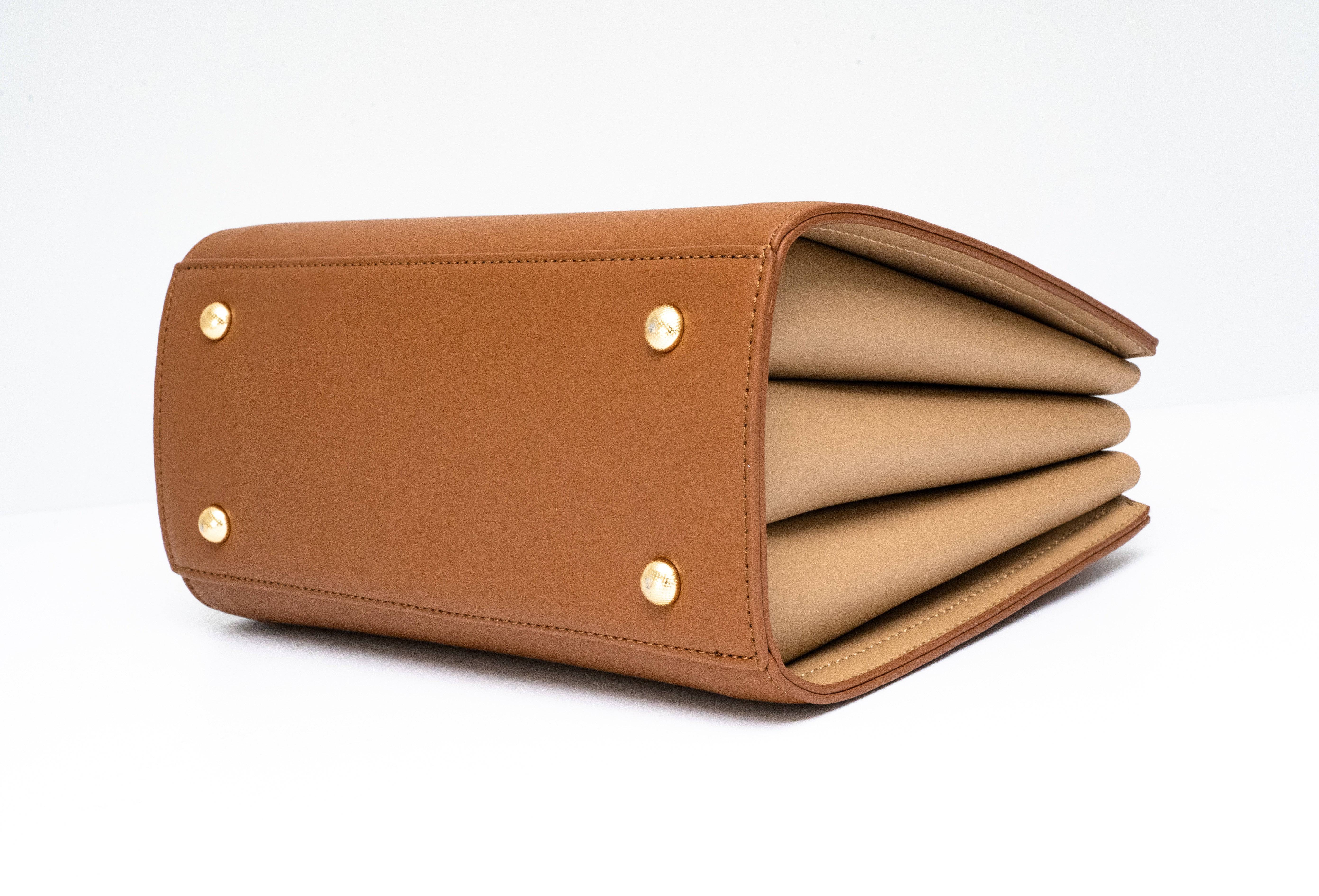 حقيبة يد نسائية باللون البنى مربعة الشكل بحجم كبير ومساحة داخلية كبيرة. - KSA