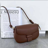 حقيبة كتف نسائية باللون البنى مستطيلة و صغيرة الحجم بتصميم بسيط ومساحة داخلية مناسبة - KSA