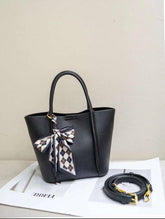 حقيبة يد باللون الاسود نسائية متوسطة الحجم بحزام للكتف وبلمسة جمالية مميزة باللون الاسود - KSA