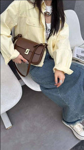 حقيبة كتف نسائية صغيرة الحجم بحزام للكتف نص سلسلة ونص جلد - KSA