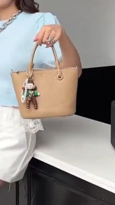 حقيبة يد متوسطة الحجم بدلاية انيقة لون كافيه - KSA