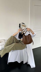 حقيبة كتف نسائية متويطة الحجم باللون البني - KSA