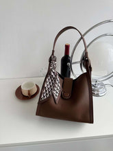 حقيبة كتف نسائية متوسطة الحجم باللون البني مع شريط ستان ملون - KSA