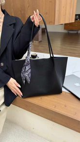 حقيبة يد نسائية متوسطة الحجم باللون الاسود مع شريط ستان ملون - KSA