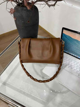 حقيبة كتف نسائية متوسطة الحجم بلون البني - KSA