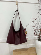 حقيبة يد نسائية متوسطة الحجم بذراع عريض باللون العنابي مع دلاية متعددة - KSA