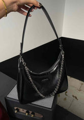 حقيبة كتف نسائية بسلسلة فضية بلون اسود - KSA