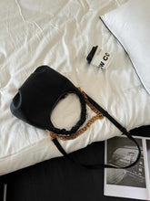 قيبة يد نسائية لون اسود صغيرة الحجم بها سلسلة ذهبي - KSA