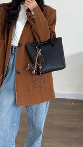 حقيبة يد نسائية متوسطة الحجم لون اسود بميدالية - KSA