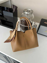 حقيبة يد نسائية كبيرة الحجم لون بني بها شريط ستان - KSA