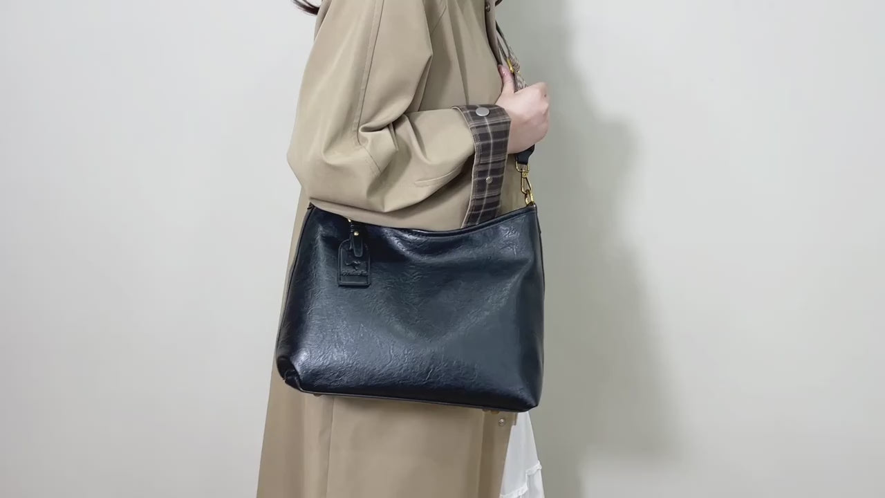 حقيبة كتف متوسطة الحجم بجيب خارجي لون بني وذراع اضافي