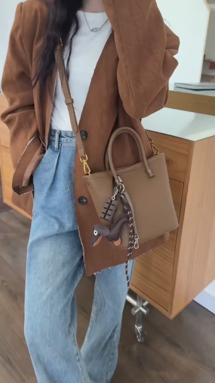 حقيبة يد نسائية متوسطة الحجم لون بني فاتح بميدالية