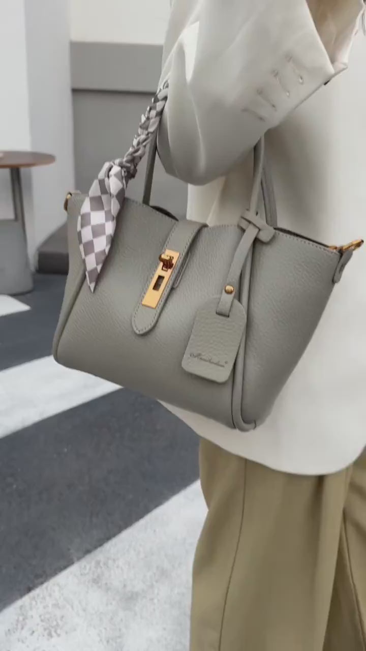 حقيبة يد كبيرة الحجم باللون الاسود مع شريط ستان ملون