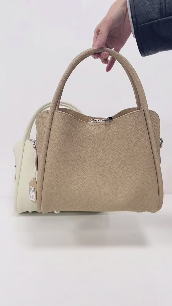 شنطة كتف بيج أنيقة بتصميم حصان ساحر