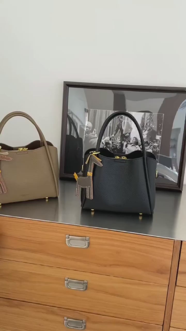 حقيبة يد كبيرة الحجم لون جملي بها حزام قابل للتعديل