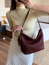 حقيبة كتف نسائية تصميم مضفر لون عنابي - KSA