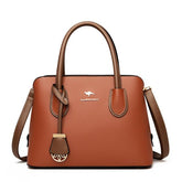 شنطة يد نسائية بتصميم أنيق وخامات جلدية عملية - بني