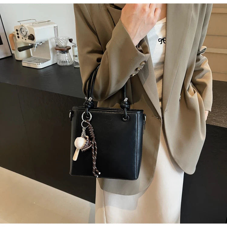 حقيبة يد نسائية متوسطة الحجم لون اسود - KSA