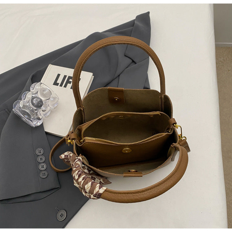 حقيبة يد نسائية كبيرة الحجم لون عنابي بها شريط ستان وحزام قابل للتعديل - KSA