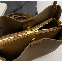 حقيبة يد نسائية كبيرة الحجم لون عنابي بها شريط ستان وحزام قابل للتعديل - KSA