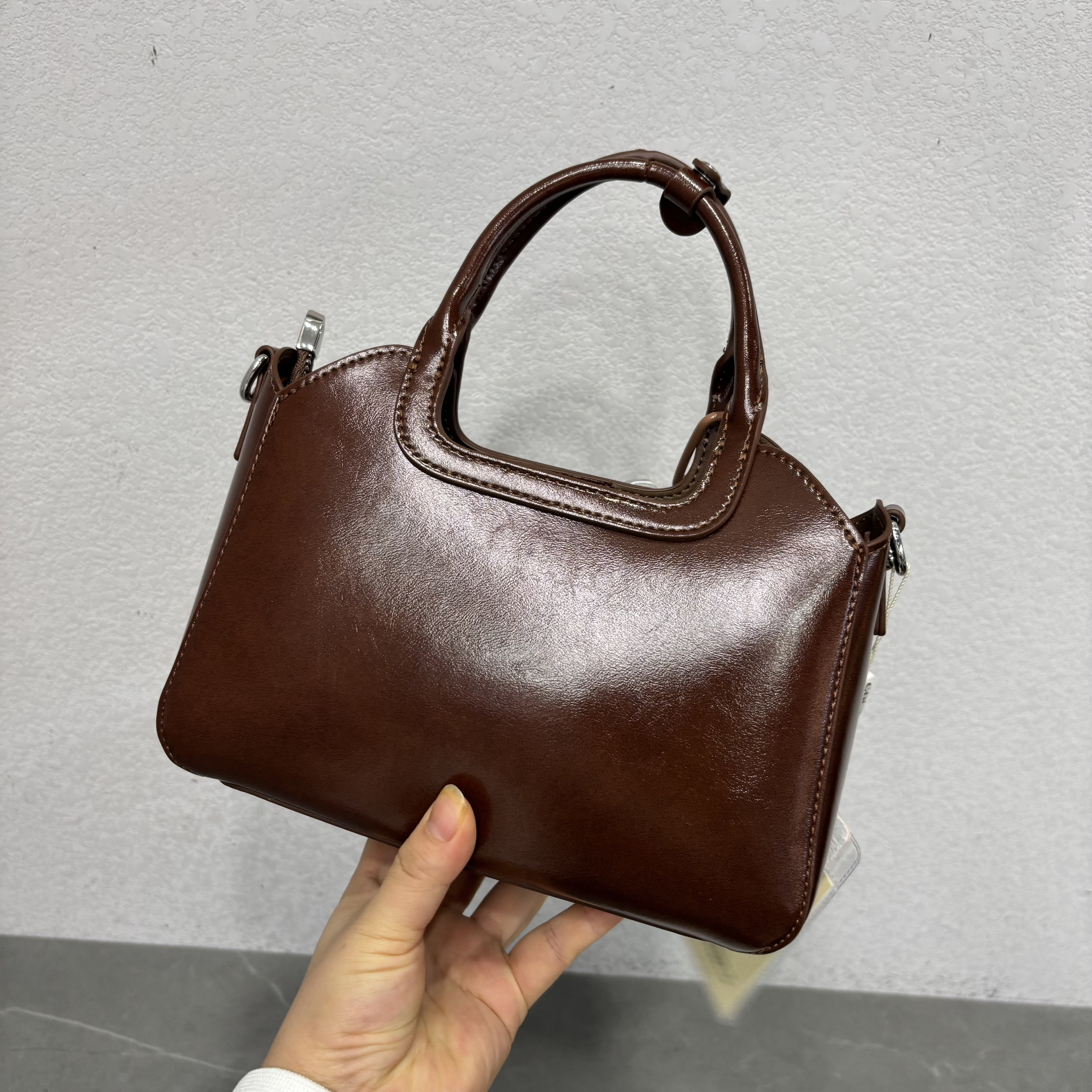 حقيبة يد نسائية متوسطة الحجم بمقابض علوية قصيرة لون بني - KSA