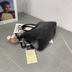 حقيبة يد نسائية متوسطة الحجم بمقابض علوية قصيرة لون اسود - KSA