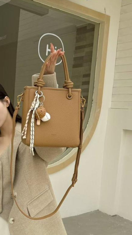 حقيبة يد نسائية صغيرة أنيقة بتصميم عقدة وحليّة جذابة لون بني - KSA