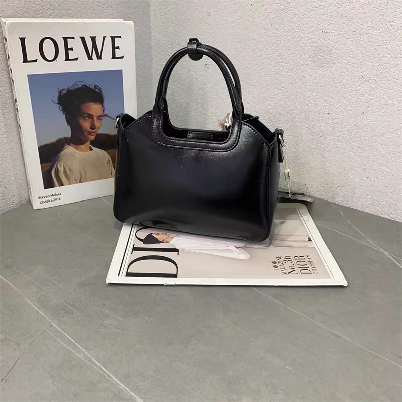 حقيبة يد نسائية متوسطة الحجم بمقابض علوية قصيرة لون اسود - KSA