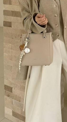 حقيبة يد نسائية صغيرة أنيقة بتصميم عقدة وحليّة جذابة لون بيج - KSA