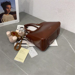 حقيبة يد نسائية متوسطة الحجم بمقابض علوية قصيرة لون بني - KSA