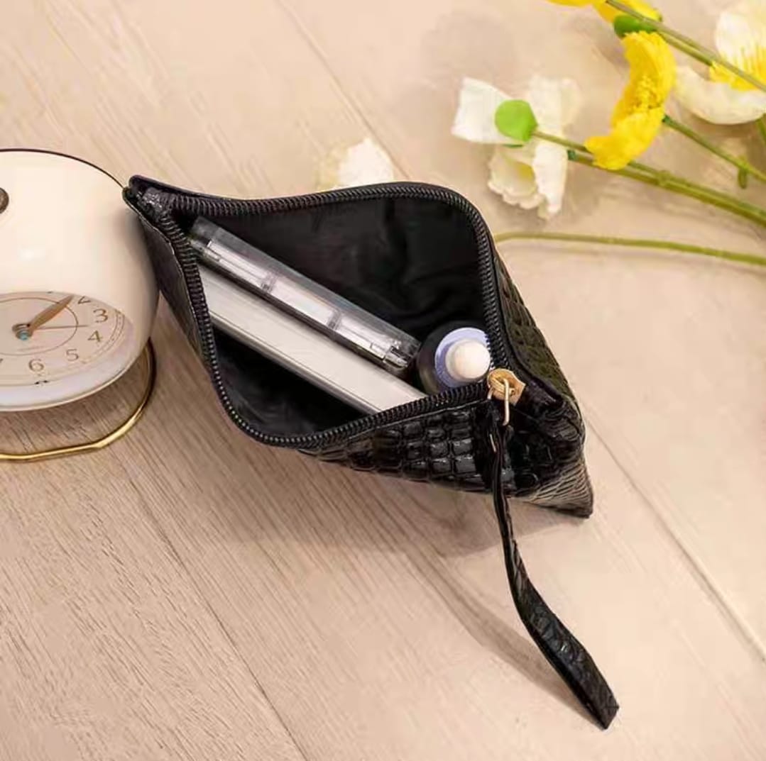 حقيبة يد نسائية صغيرة لون اسود - KSA