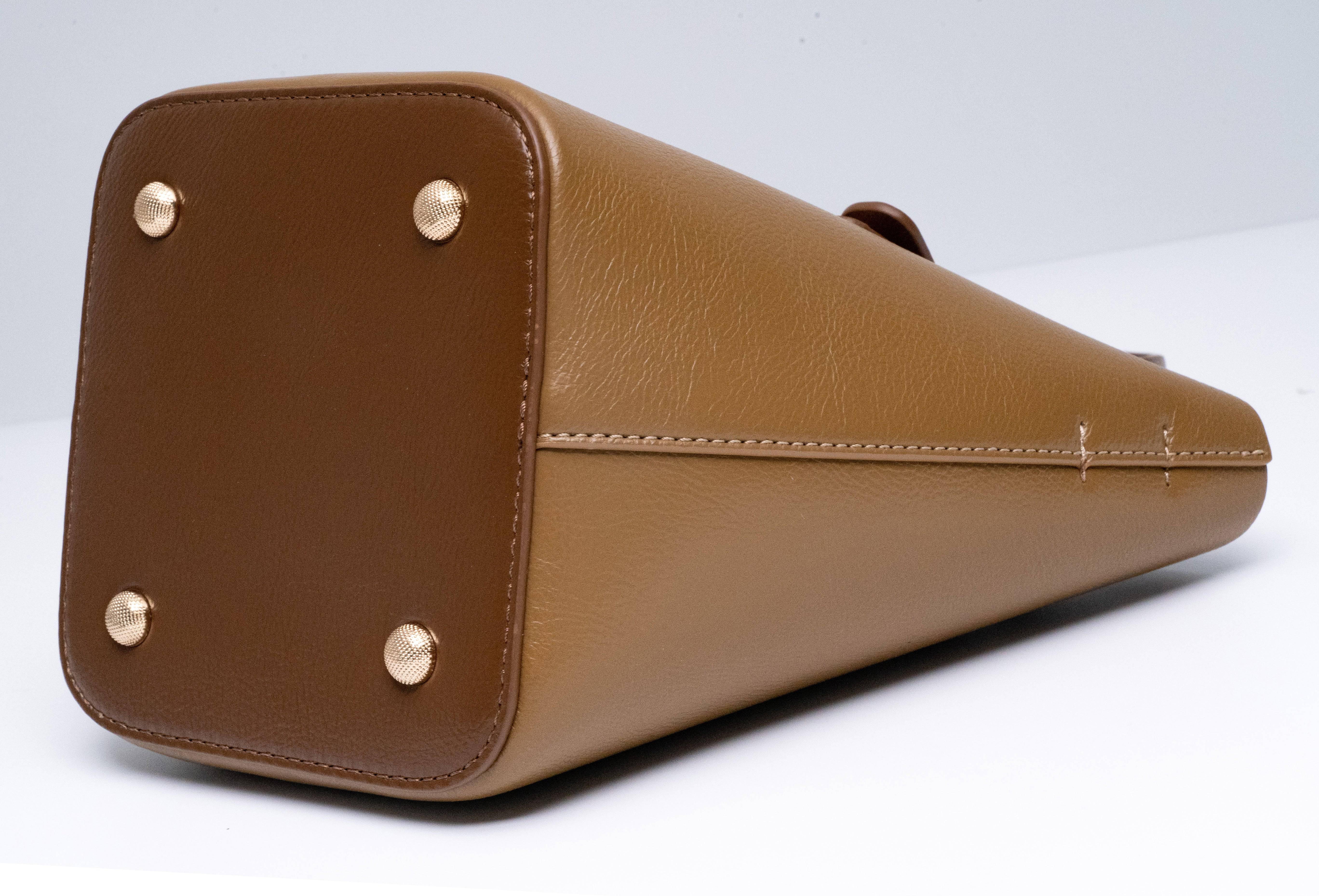 حقيبة باللون الاسود كبيرة الحجم والسعة بتفاصيل بسيطة وأنيقة - KSA