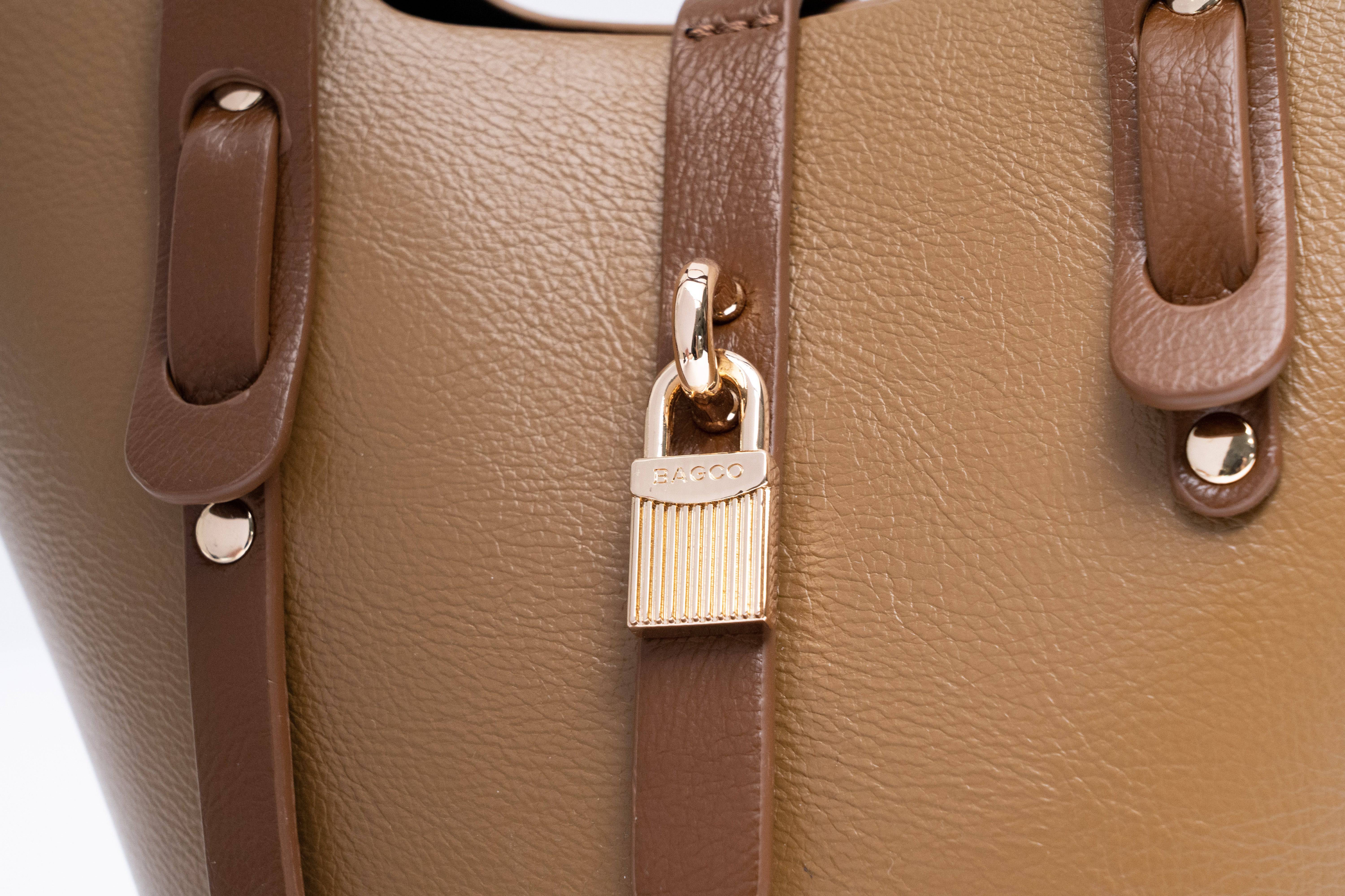 حقيبة باللون الاسود كبيرة الحجم والسعة بتفاصيل بسيطة وأنيقة - KSA