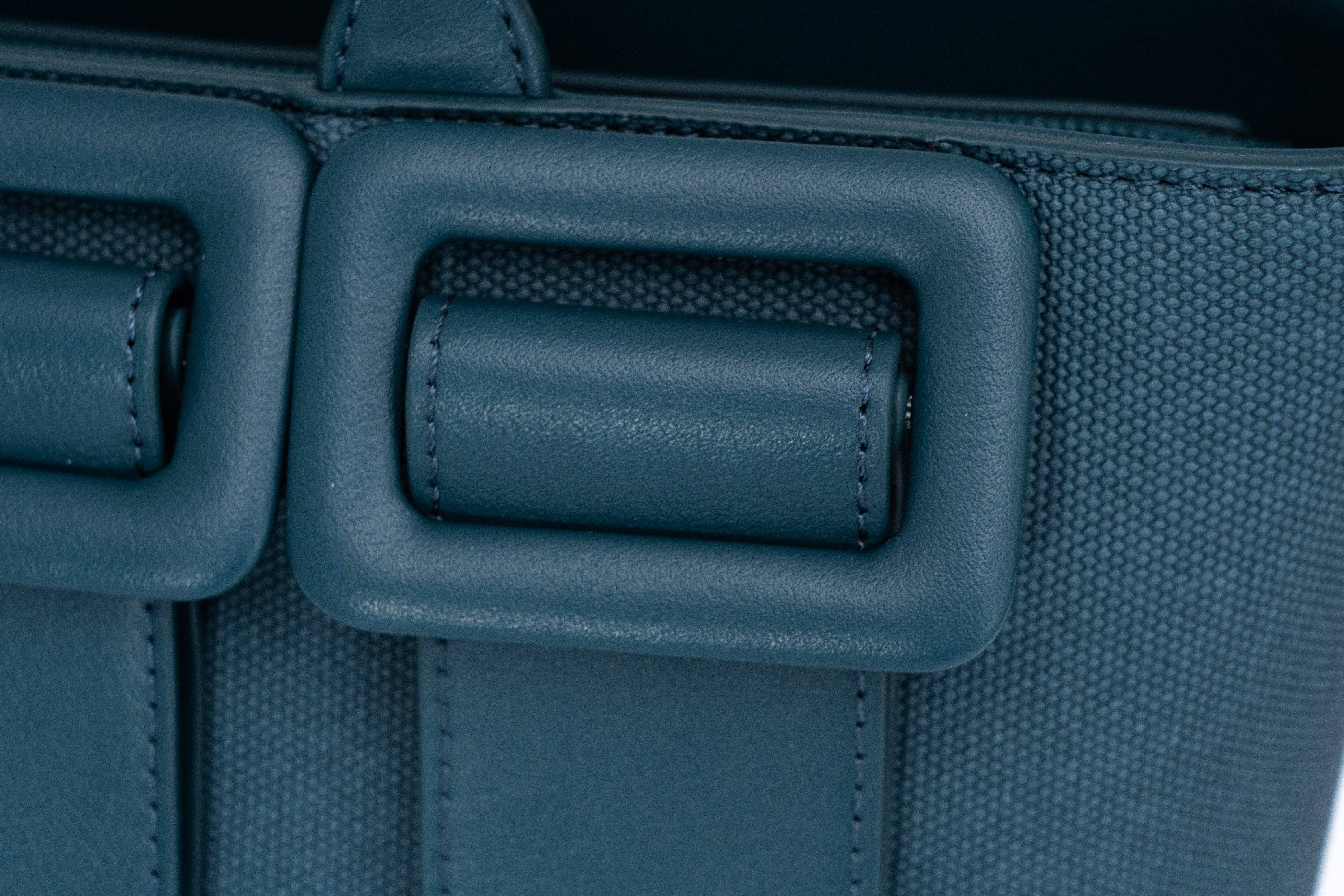حقيبة نسائية فخمة باللون الأسود مناسبة لأوقات العمل والاحتفالات . - KSA