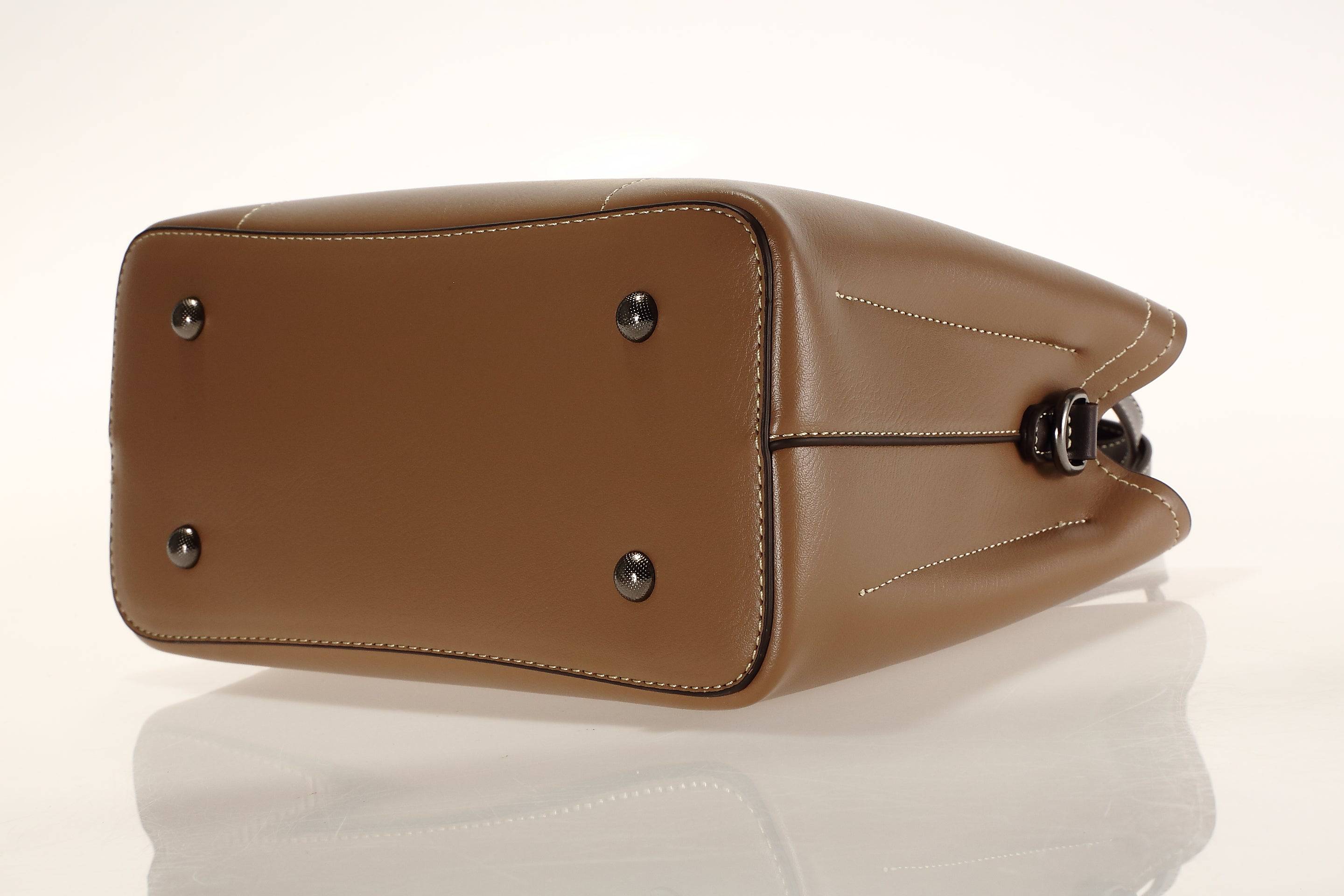 حقيبة يد باللون الاسود مربعة الشكل كبيرة الحجم مع حزام طويل للكتف - KSA