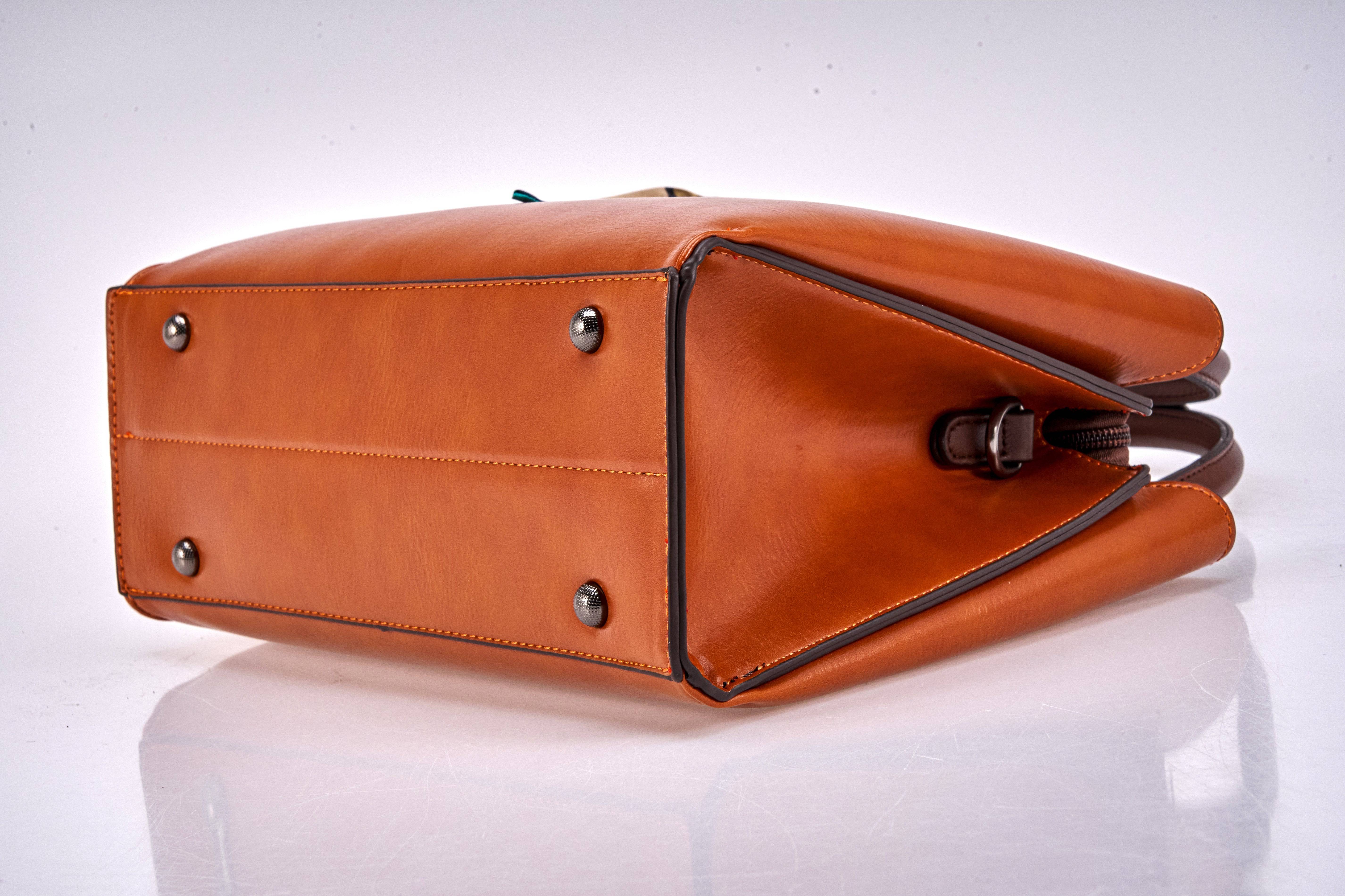 حقيبة يد متوسطة الحجم بتصميم أنيق باللون الاسود اللامع