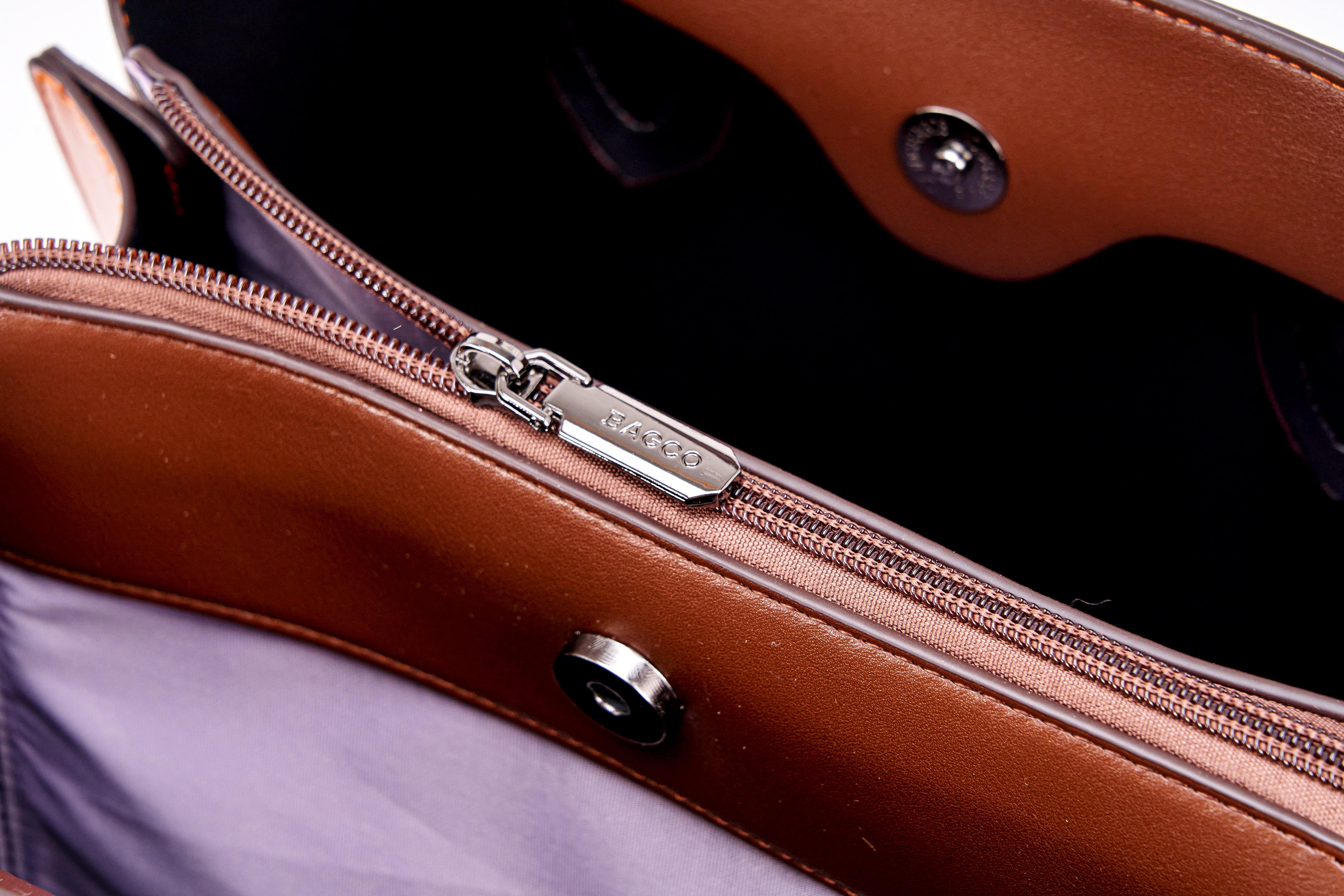 حقيبة يد متوسطة الحجم بتصميم أنيق باللون الاسود اللامع