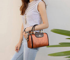 حقيبة باللون البني صغيرة بيد صغيرة وحزام طويل لحملها على الكتف. - KSA