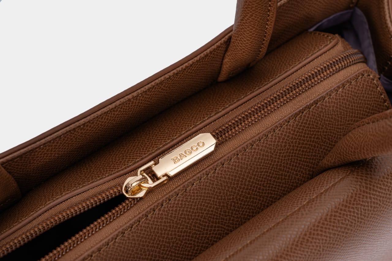 حقيبة يد نسائية متوسطة الحجم بتصميم جذاب أنيق جداً بيد متوسطة وحزام طويل باللون البيج - KSA