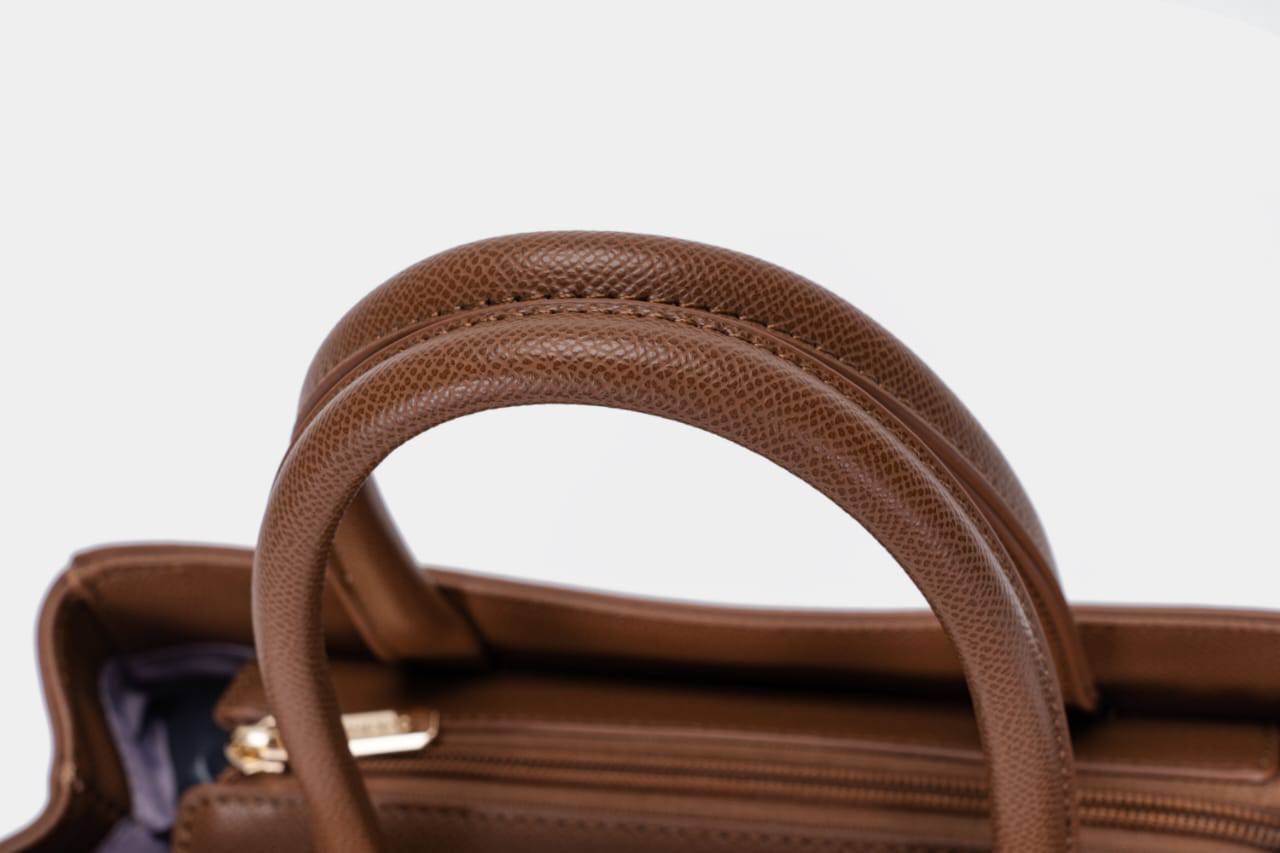 حقيبة يد نسائية متوسطة الحجم بتصميم جذاب أنيق جداً بيد متوسطة وحزام طويل باللون البيج - KSA