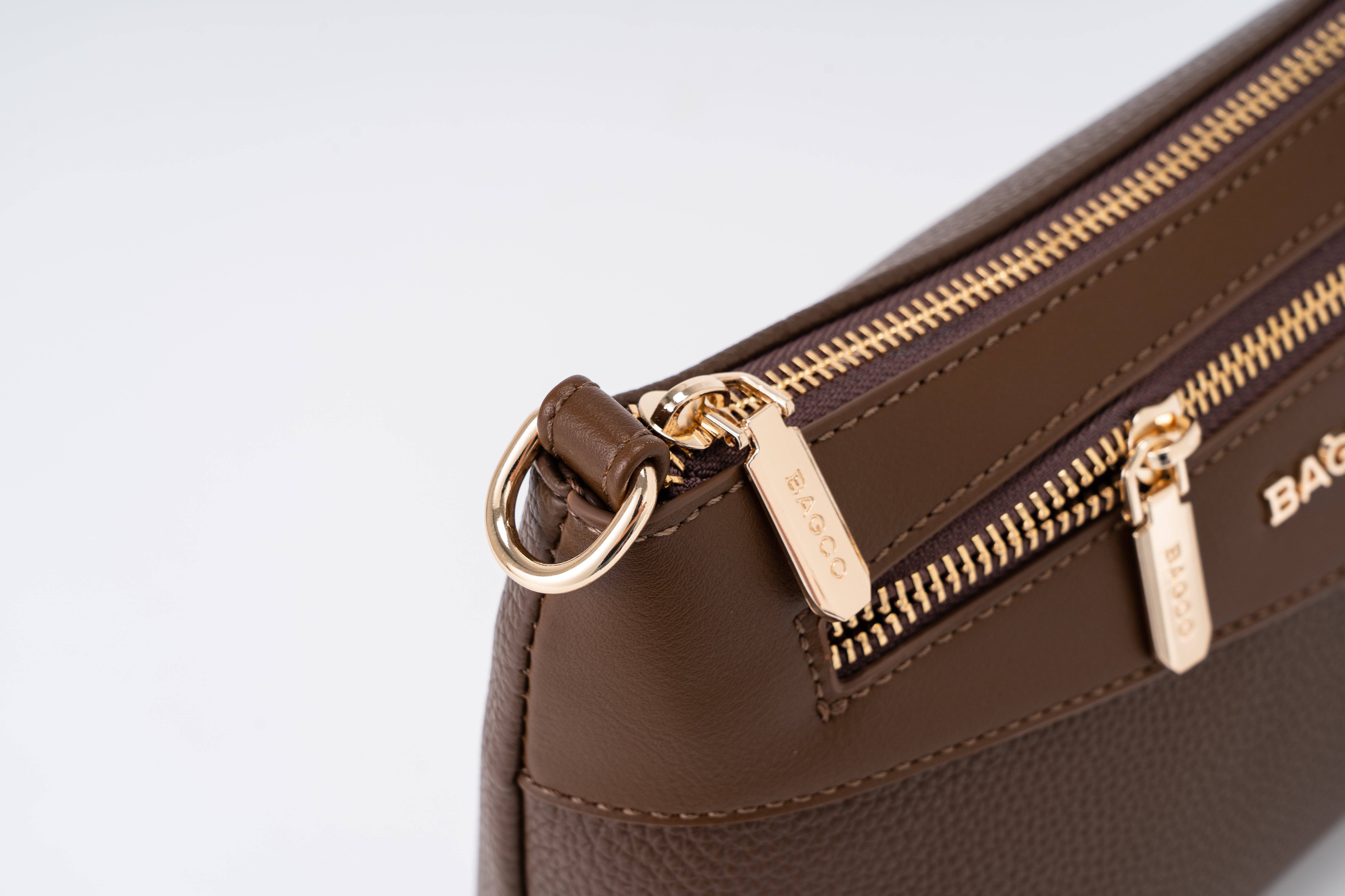حقيبة كتف نسائية باللون البيج بحجم صغير مريحة في حملها على الكتف ومصنوعة من مواد عالية الجودة. - KSA