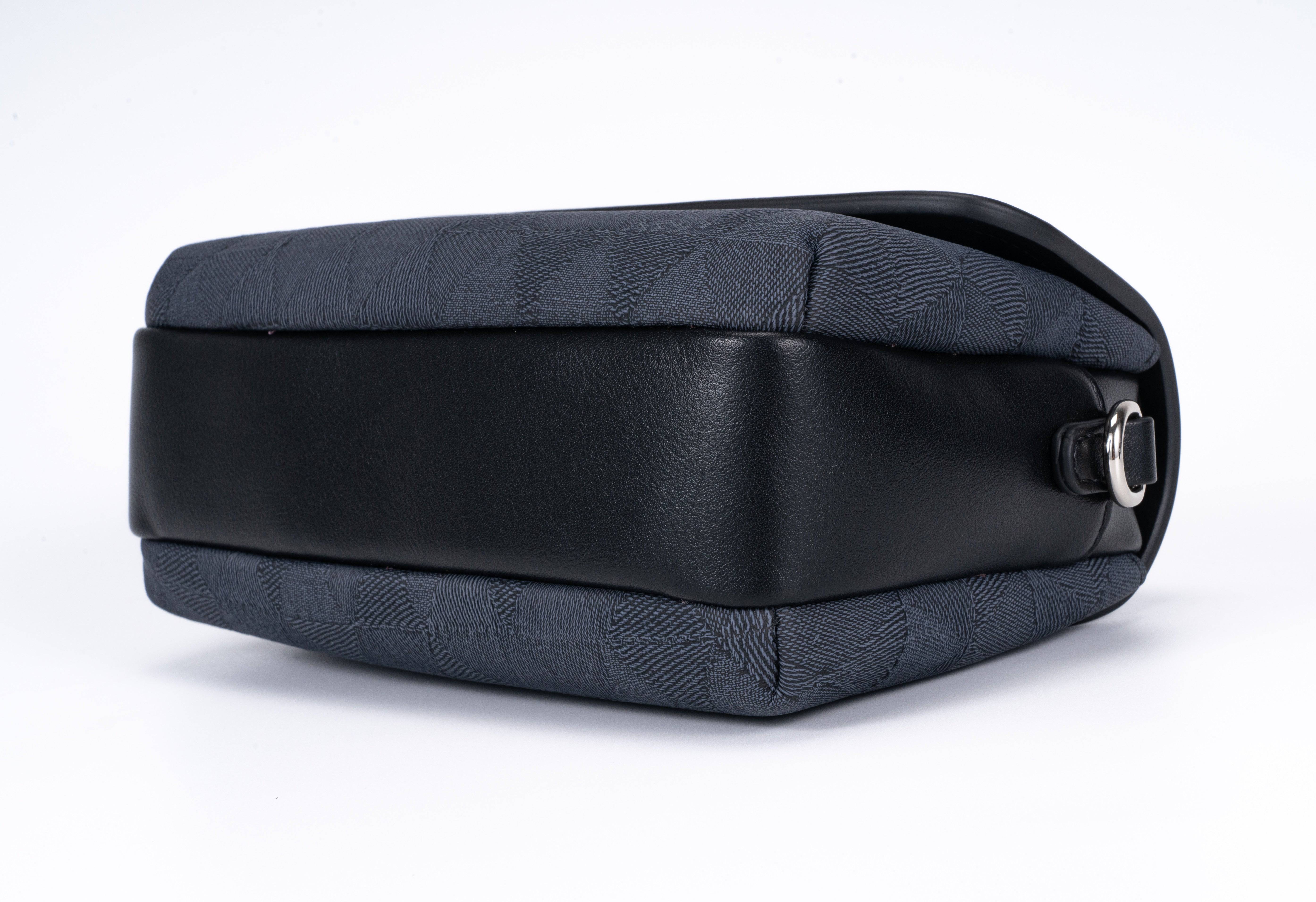 حقيبة كتف نسائية باللون البيج بحزام طويل وحجم صغير وتصميم أنيق. - KSA
