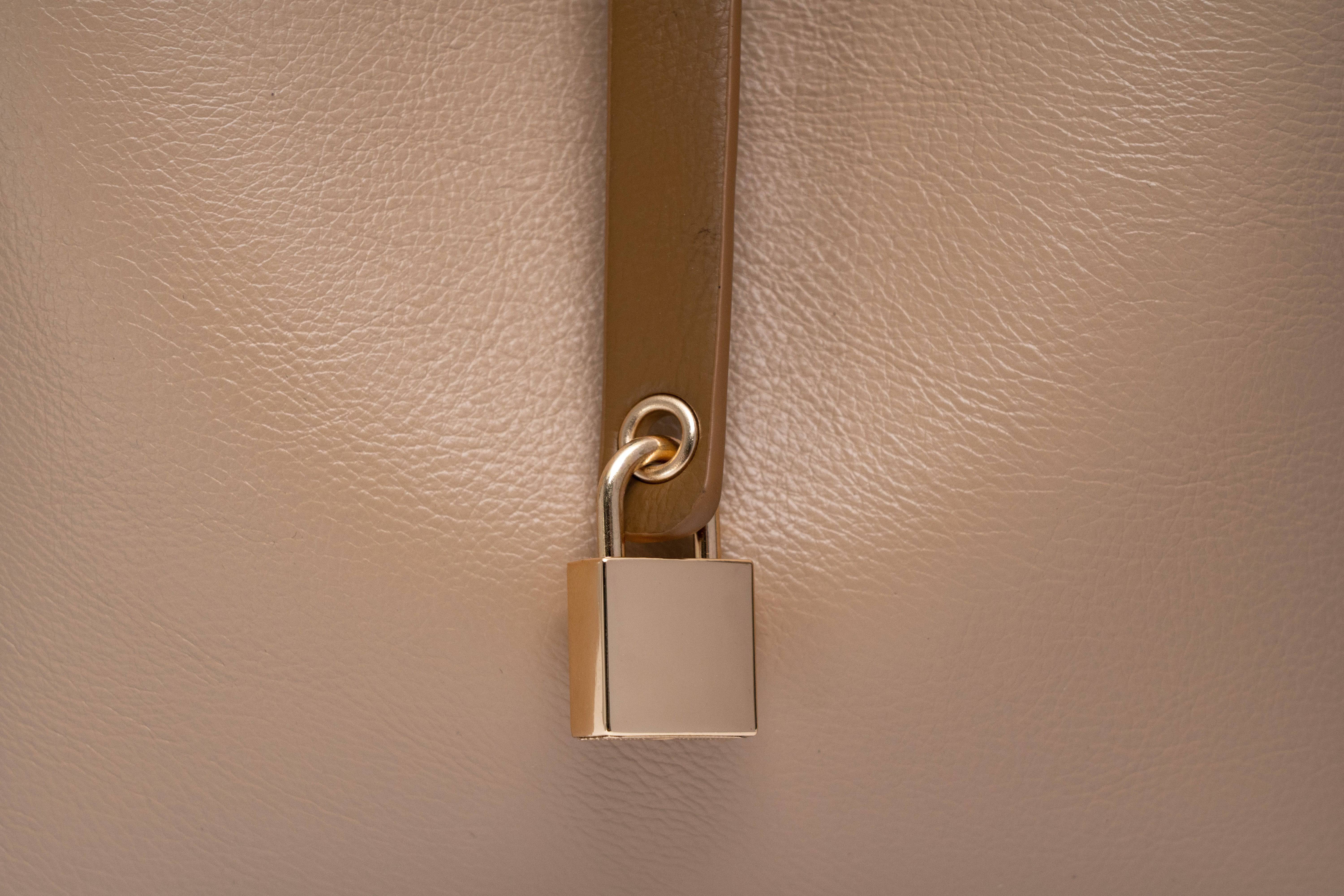 حقيبة نسائية بيد باللون الاسود طويلة وحزام للكتف وبتصميم أنيق ومساحة داخلية كبيرة - KSA